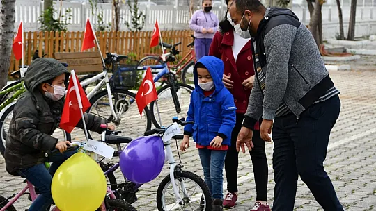 Çocuklara bisiklet hediyesi