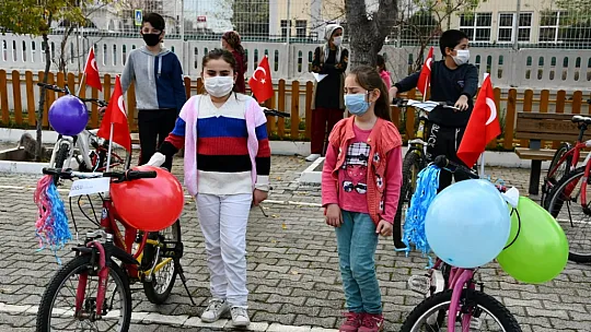 Çocuklara bisiklet hediyesi