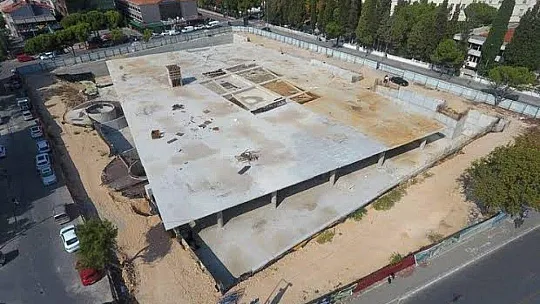 Merdivenden düşen işçi yaralandı
