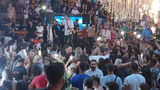 Mero'nun sahne aldığı eğlence mekanı doldu taştı