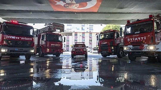 Mersin'den yangınla mücadele eden Muğla ve Antalya'ya 9 itfaiye aracıyla destek