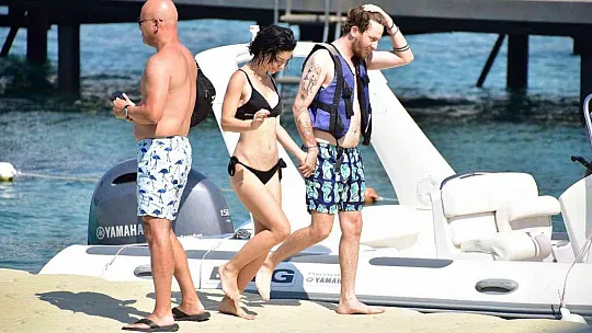 MERVE BOLUĞUR'DAN JET SKİ ŞOV