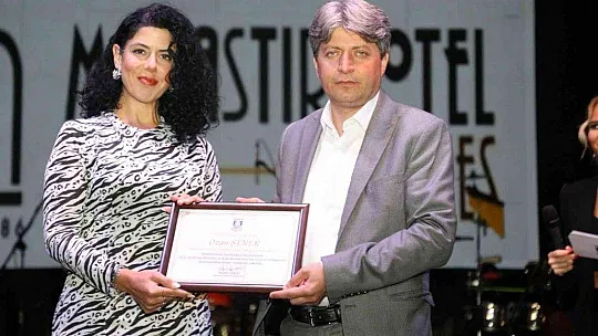 Merve Özbey, Bodrum Kalesini yıktı geçti