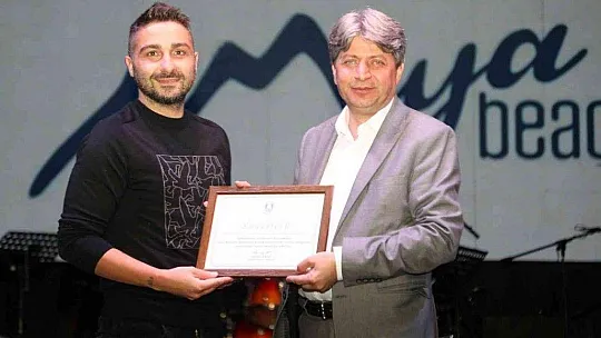 Merve Özbey, Bodrum Kalesini yıktı geçti