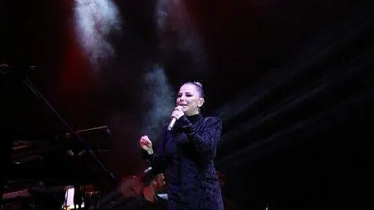 Merve Özbey, Bodrum Kalesini yıktı geçti