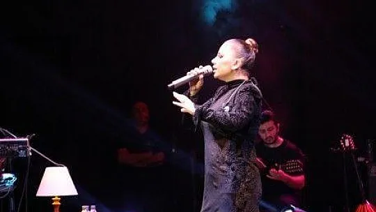 Merve Özbey, Bodrum Kalesini yıktı geçti