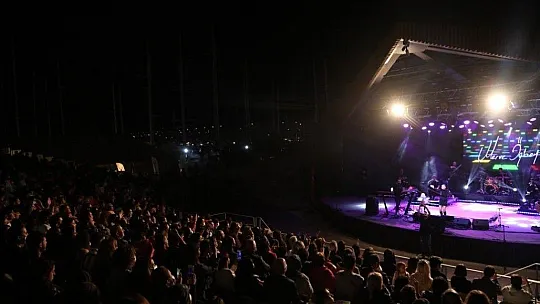 Merve Özbey, Bodrum Kalesini yıktı geçti