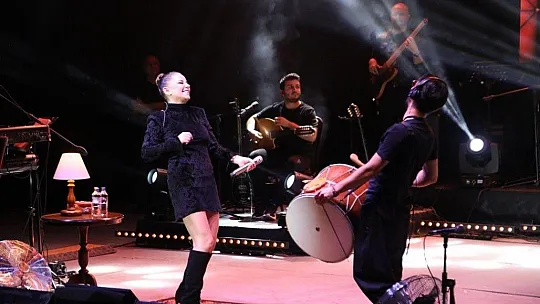 Merve Özbey, Bodrum Kalesini yıktı geçti