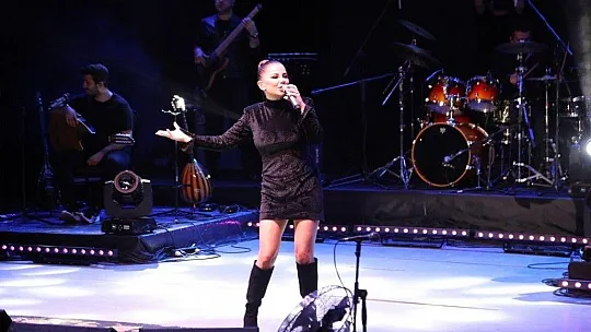 Merve Özbey, Bodrum Kalesini yıktı geçti