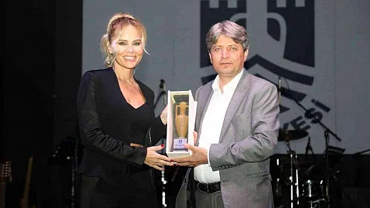 Merve Özbey, Bodrum Kalesini yıktı geçti