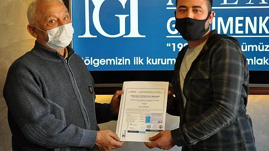 Meslek duayenleri ve gençler belgelerini aldılar