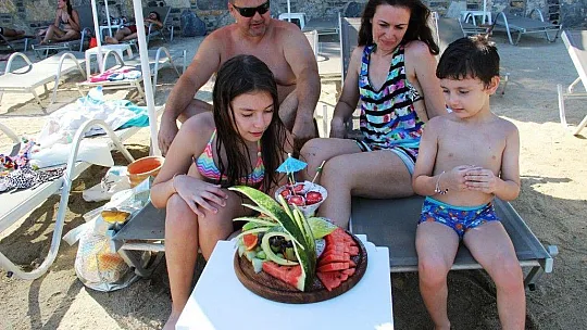 Meyve tabağını gören turistler gözlerine inanamıyor