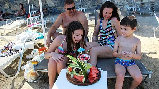 Meyve tabağını gören turistler gözlerine inanamıyor