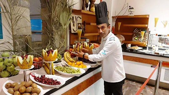 Meyve tabağını gören turistler gözlerine inanamıyor