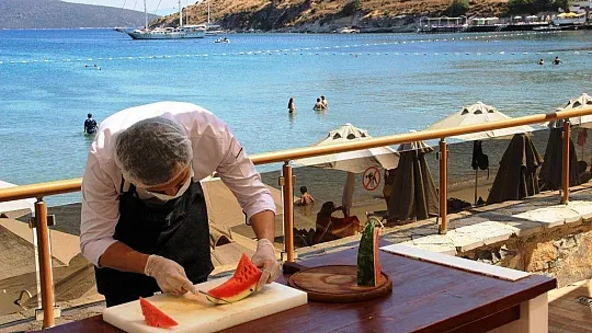 Meyve tabağını gören turistler gözlerine inanamıyor