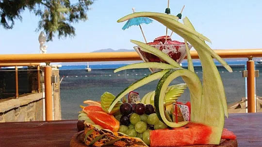 Meyve tabağını gören turistler gözlerine inanamıyor