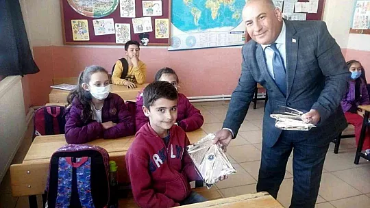 Milas Fesleğen İlkokulu kütüphaneye kavuştu
