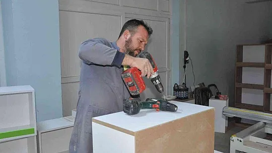 Milas Mesleki Eğitim Merkezi'nde, 50 kütüphaneye kitaplık üretildi