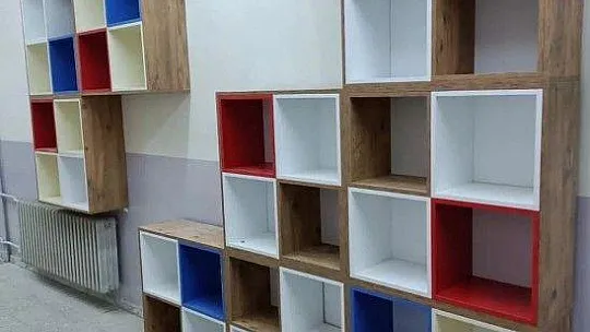 Milas Mesleki Eğitim Merkezi'nde, 50 kütüphaneye kitaplık üretildi