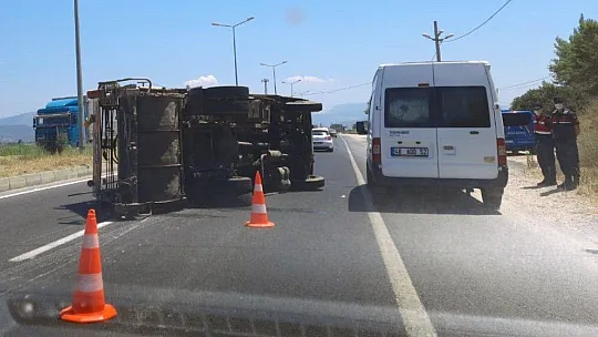 Milas'ta çöp kamyonu devrildi, iki kişi yaralandı
