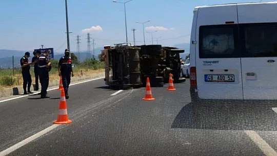 Milas'ta çöp kamyonu devrildi, iki kişi yaralandı