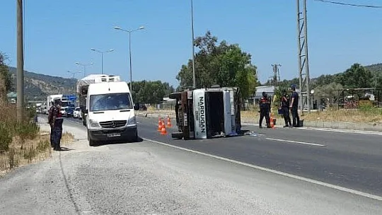 Milas'ta çöp kamyonu devrildi, iki kişi yaralandı
