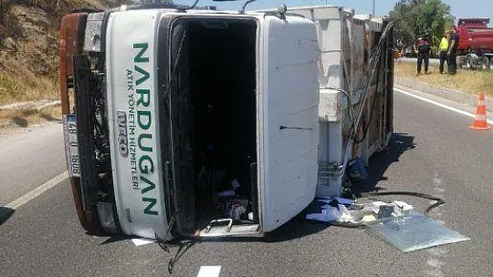 Milas'ta çöp kamyonu devrildi, iki kişi yaralandı