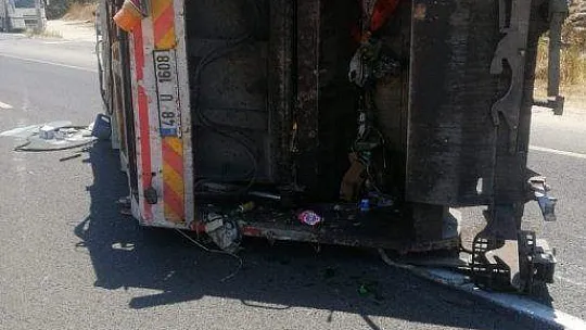 Milas'ta çöp kamyonu devrildi, iki kişi yaralandı