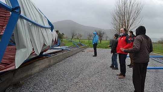 Milas'ta fırtına dev çatıyı kağıt gibi savurdu