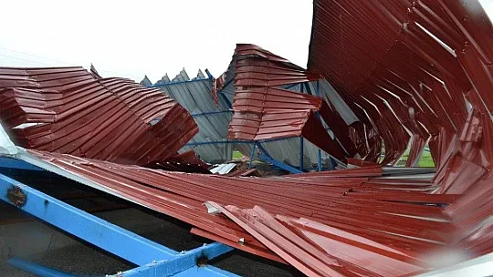 Milas'ta fırtına dev çatıyı kağıt gibi savurdu