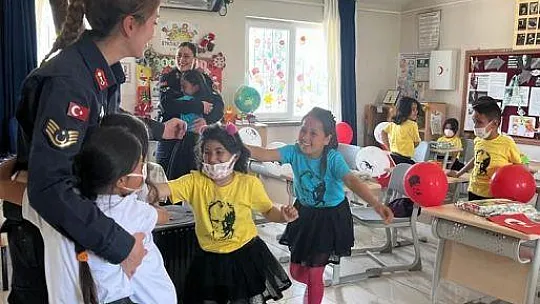Milas'ta Jandarma 23 Nisan'ı okulda kutladı