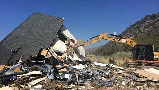 Milas'ta kaçak olduğu tespit edilen bina yıkıldı