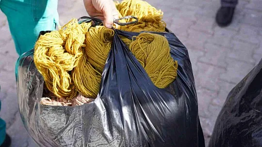 Milas'ta kırsalda yaşayan vatandaşlara ipek böceği larvası ve halı ipi dağıtıldı