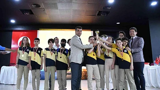 Milas'ta Matematik Ligi'nde şampiyon Merkez Ortaokulu oldu