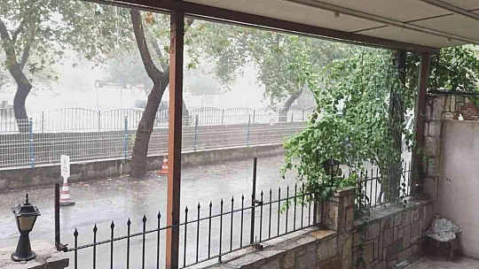 MİLAS'TA SAĞANAK YAĞMUR ETKİLİ OLDU