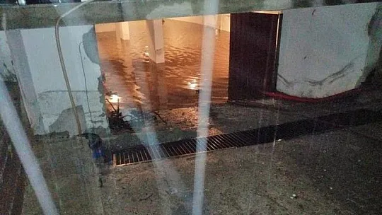 Milas'ta şiddetli yağış, su baskınlarına neden oldu