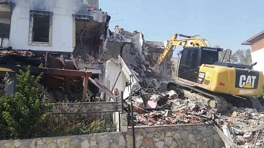 Milas'ta yangında ağır hasar gören yapılar yıkılıyor