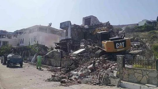 Milas'ta yangında ağır hasar gören yapılar yıkılıyor