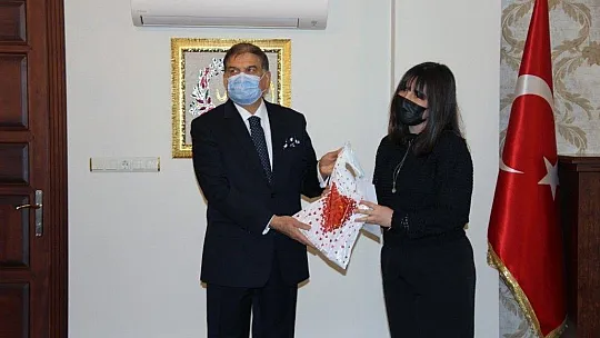 Milli şair gibi ödülünü 'Sevgi Evleri'ne bağışladı