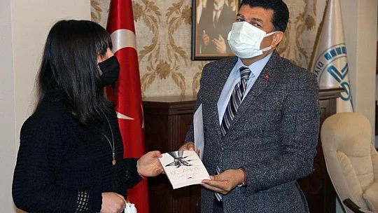 Milli şair gibi ödülünü 'Sevgi Evleri'ne bağışladı