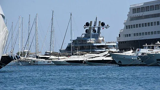 Milyon dolarlık megalüks yat Marmaris Limanı'na demir attı