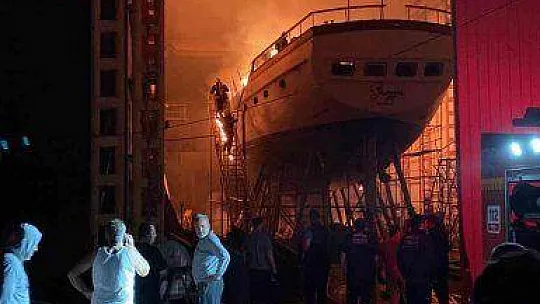 MİLYON DOLARLIK TEKNE ALEVLERE TESLİM OLDU