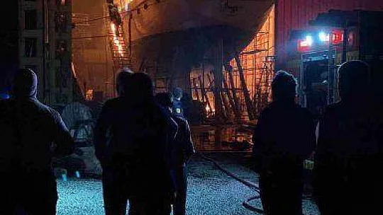 MİLYON DOLARLIK TEKNE ALEVLERE TESLİM OLDU