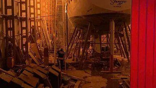 MİLYON DOLARLIK TEKNE ALEVLERE TESLİM OLDU