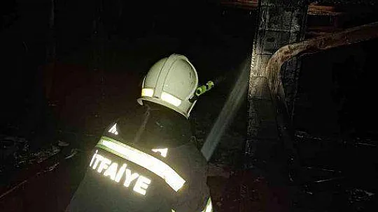 MİLYON DOLARLIK TEKNE ALEVLERE TESLİM OLDU