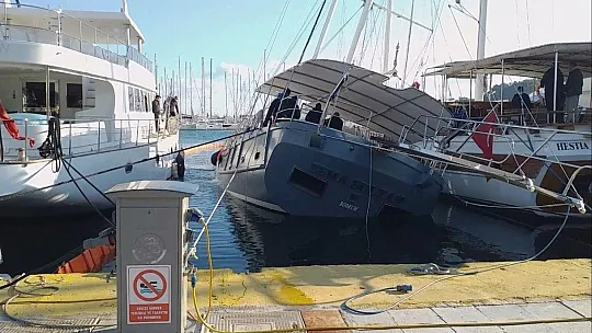 Milyon dolarlık tekne bir anda yan yattı