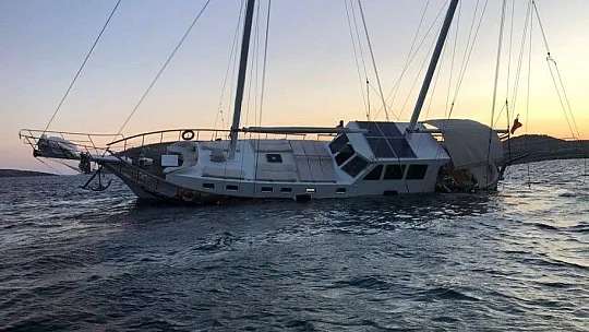 Milyon dolarlık tur teknesi karaya oturdu, turistler son anda kurtarıldı