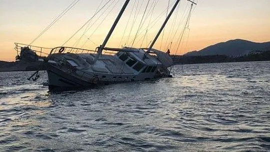 Milyon dolarlık tur teknesi karaya oturdu, turistler son anda kurtarıldı