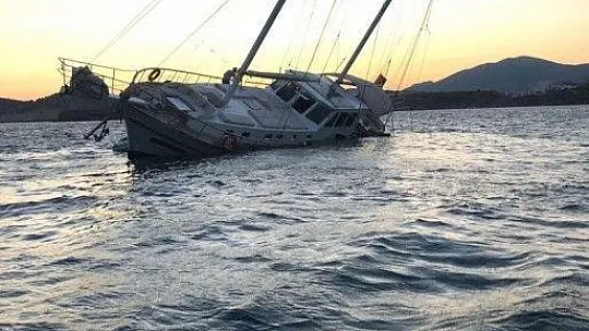 Milyon dolarlık tur teknesi karaya oturdu, turistler son anda kurtarıldı