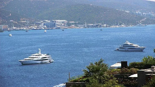 Milyon dolarlık yatlar ardı ardına Bodrum'a demir attı